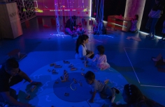 Público disfrutando de las actividades de Tómate la Cinemateca de Bogotá. Taller de sombras en sala rayito.