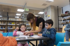 Público disfrutando de las actividades de Tómate la Cinemateca de Bogotá. Taller de muñecos.
