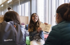 Público disfrutando de las actividades de Tómate la Cinemateca de Bogotá. Taller de lectura.