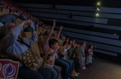 Público disfrutando de las actividades de Tómate la Cinemateca de Bogotá. Concierto de María del Sol y Cantaclaro