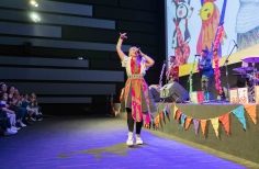 Público disfrutando de las actividades de Tómate la Cinemateca de Bogotá. Concierto de María del Sol y Cantaclaro