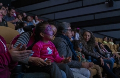 Público disfrutando de las actividades de Tómate la Cinemateca de Bogotá. Concierto de María del Sol y Cantaclaro