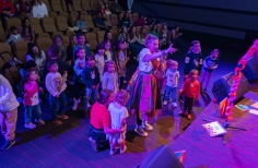 Público disfrutando de las actividades de Tómate la Cinemateca de Bogotá. Concierto de María del Sol y Cantaclaro