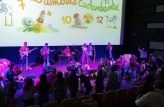 Público disfrutando de las actividades de Tómate la Cinemateca de Bogotá. Concierto de María del Sol y Cantaclaro