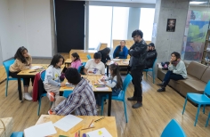 Público disfrutando de las actividades de Tómate la Cinemateca de Bogotá. Taller crea tu personaje.