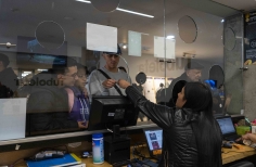 Público reclamando su boleta para la celebración de los 52 años de la Cinemateca de Bogotá.