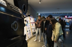 Público viendo la programación para la celebración de los 52 años de la Cinemateca de Bogotá.