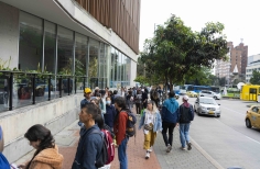 Público haciendo fila para la celebración de los 52 años de la Cinemateca de Bogotá.