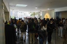 Público haciendo fila para la celebración de los 52 años de la Cinemateca de Bogotá.