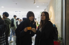 Asistentes felices después de la proyección de una película de los 52 años de la Cinemateca de Bogotá.