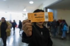 Asistentes felices después de la proyección de una película de los 52 años de la Cinemateca de Bogotá.