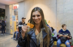 Asistentes felices después de la proyección de una película de los 52 años de la Cinemateca de Bogotá.