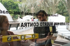 Sebastián Sandoval colocando las tramas en las ventanas del Planetario. 