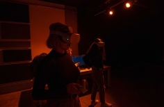 Público interactuando con las obras VR.