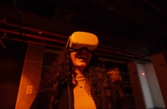 Público interactuando con las obras VR.