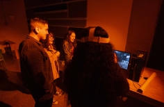 Público interactuando con las obras VR.