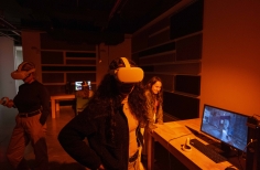 Público interactuando con las obras VR.