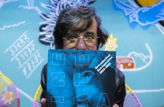 Hugo Chaparro con el catálogo razonado 2023.