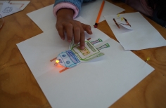 Taller de Circuitos de papel del portafolio de actividades aproximación al arte, la ciencia y la tecnología. 