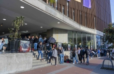 Charla de Mario Mendoza en el cine y yo en la Cinemateca de Bogotá