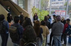 Interacción del publico con la exposición y charla junto a la curadora