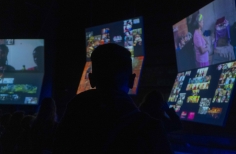 Interacción del publico con la exposición y charla junto a la curadora