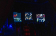 Interacción del publico con la exposición y charla junto a la curadora