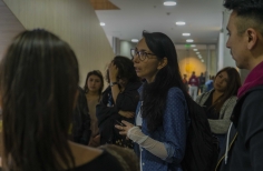 Interacción del publico con la exposición y charla junto a la curadora