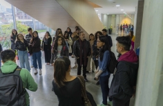 Interacción del publico con la exposición y charla junto a la curadora