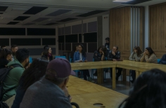 Interacción del publico con la exposición y charla junto a la curadora