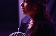 Escena joven Obra_ Quemar la casa sin ensuciar los muebles. Seki Sano