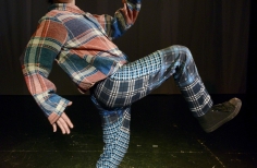 Escena joven Obra Colores. Seki Sano