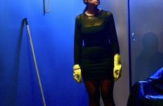 Escena joven Obra_ Quemar la casa sin ensuciar los muebles. Seki Sano