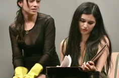 Escena joven Obra_ Quemar la casa sin ensuciar los muebles. Seki Sano