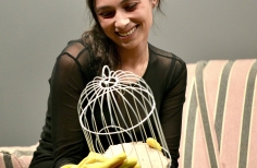 Escena joven Obra_ Quemar la casa sin ensuciar los muebles. Seki Sano