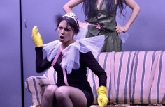 Escena joven Obra_ Quemar la casa sin ensuciar los muebles. Seki Sano