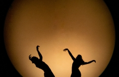 MARÍA LA O, SORDOS Y OYENTES.