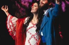 MARÍA LA O, SORDOS Y OYENTES.