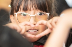 visita a grabar el contenido de redes sociales de mayo - Crea Entre Nubes