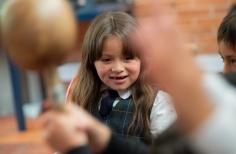 visita a grabar el contenido de redes sociales de mayo - Crea Entre Nubes