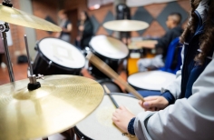 visita a grabar el contenido de redes sociales de mayo - Crea Entre Nubes