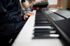 visita a grabar el contenido de redes sociales de mayo - Crea Entre Nubes