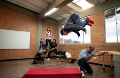 visita a grabar el contenido de redes sociales de mayo - Crea Entre Nubes