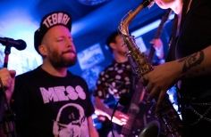 LA NOCHE NOS PERTENECE