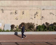 piezas metalicas instaladas en la fachada de la Galería Santa fe