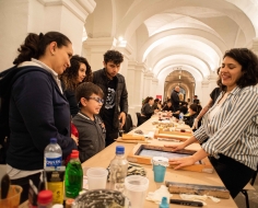 personas en un espacio de museo