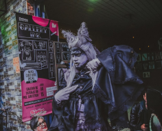 Artista drag queen en evento de Más Cultura Local
