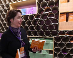 directora con libros de panchatantra