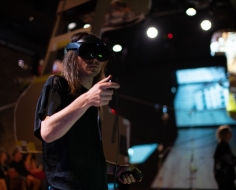 Un hombre usa un visor de Realidad Aumentado en el salón donde se desarrolló ÁGORA: laboratorio de teatro VR y dramaturgias inmersivas.