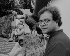 Retrato en escala de grises del periodista Luis Daniel Vega 